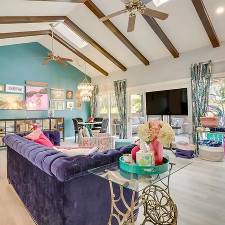 Colorful Austin Home With Covered Patio And Gas Grill!
